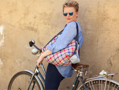Daniela Köppl auf einem alten Fahrrad in der Hofgasse